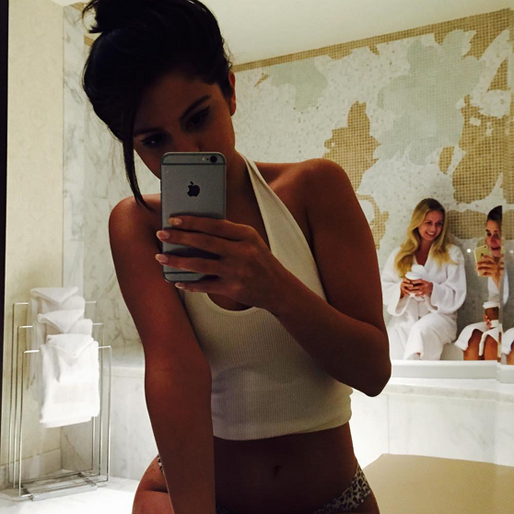 Selena Gomez tar en selfie. 